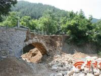 陕西一村庄建便民桥 建好后2小时垮塌