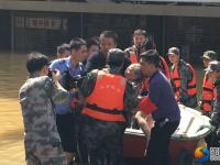 邵阳市武警官兵紧急转移群众