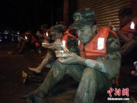 洪灾后广西柳州连夜清淤 武警席地而睡