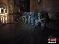 洪灾后广西柳州连夜清淤 武警席地而睡