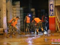 洪灾后广西柳州连夜清淤 武警席地而睡