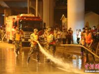 洪灾后广西柳州连夜清淤 武警席地而睡
