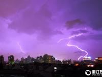  杭州：电闪雷鸣 夜雨降临