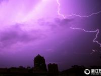  杭州：电闪雷鸣 夜雨降临