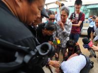 抗战英烈后人下跪感谢守墓村民