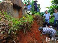 抗战英烈后人下跪感谢守墓村民