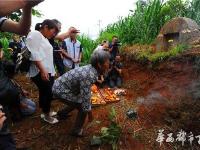 抗战英烈后人下跪感谢守墓村民