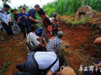 抗战英烈后人下跪感谢守墓村民
