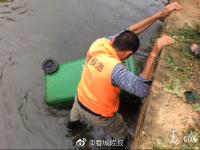 垃圾桶被人抛下河里 环卫工人冒险打捞