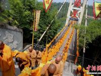河南千名僧众跪满百米桥朝拜观音像