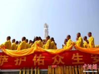 河南千名僧众跪满百米桥朝拜观音像