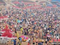  “入伏”进入高温模式 游客海边“下饺子”