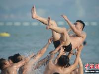  “入伏”进入高温模式 游客海边“下饺子”