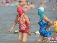  “入伏”进入高温模式 游客海边“下饺子”