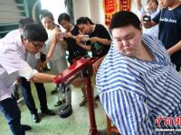 中国“首胖”成都减肥 5个月减去近140斤