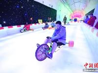  酷热难耐 山西民众躲进“冰洞”避暑