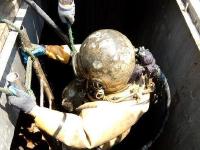 城市潜水员:穿200斤重棉衣 工作环境恶劣