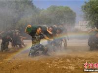  武警官兵烈日下坚持高强度训练