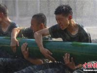  武警官兵烈日下坚持高强度训练