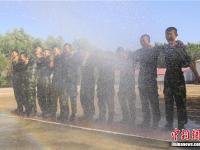  武警官兵烈日下坚持高强度训练
