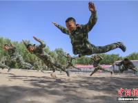 武警官兵烈日下坚持高强度训练