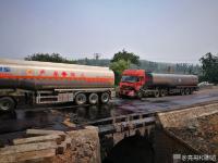 河北两油罐车追尾 原油染黑公路