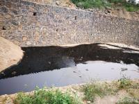 河北两油罐车追尾 原油染黑公路