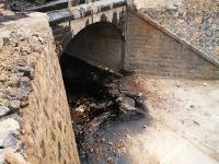 河北两油罐车追尾 原油染黑公路