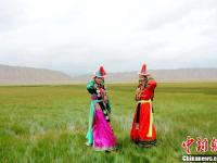 甘肃肃北夏日草原上演民族服饰秀
