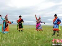 甘肃肃北夏日草原上演民族服饰秀