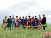 甘肃肃北夏日草原上演民族服饰秀