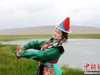 甘肃肃北夏日草原上演民族服饰秀