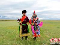 甘肃肃北夏日草原上演民族服饰秀