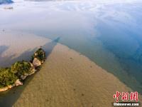 鄱阳湖江西都昌水域出现“泾渭分明”景观
