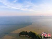 鄱阳湖江西都昌水域出现“泾渭分明”景观
