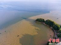 鄱阳湖江西都昌水域出现“泾渭分明”景观