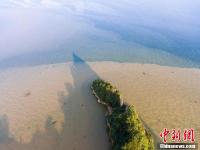 鄱阳湖江西都昌水域出现“泾渭分明”景观