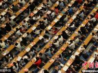 济南2000考研族上巨无霸大课 跳热舞缓解压力