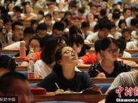 济南2000考研族上巨无霸大课 跳热舞缓解压力