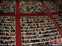 济南2000考研族上巨无霸大课 跳热舞缓解压力