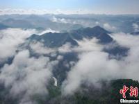 航拍贵州紫云布依族村寨大雾似仙境