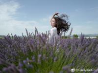 谢杏芳白衣黑裙似少女 身材窈窕笑容超甜