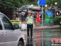 青岛暴雨 交警赤脚指挥交通