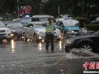 青岛暴雨 交警赤脚指挥交通