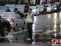 青岛暴雨 交警赤脚指挥交通
