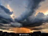  福建龙岩天空现“巨型圆柱”