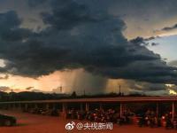  福建龙岩天空现“巨型圆柱”