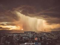  福建龙岩天空现“巨型圆柱”
