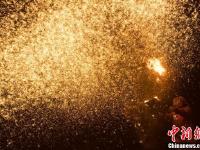山西和顺上演“打铁花” 场面绚丽惊险