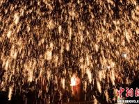 山西和顺上演“打铁花” 场面绚丽惊险